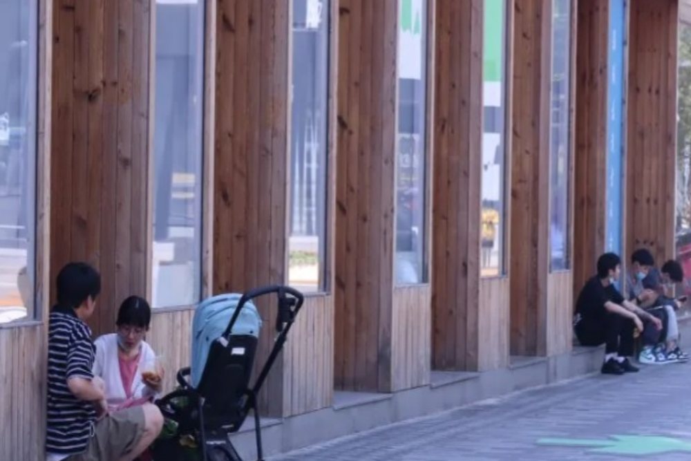 Sejumlah warga sedang menikmati makanan dan minuman di luar salalh satu kafe di Distrik Chaoyang, Beijing, China, Rabu (18/5/2022). Sejak 1 Mei 2022, otoritas setempat melarang warga makan dan minum di restoran dan kafe untuk memudahkan pengendalian Covid-19 varian Omicron selama lockdown parsial. /Antara