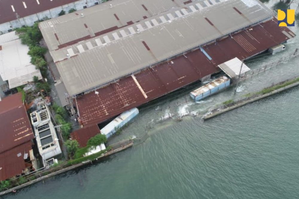 Tanggul jebol hingga menyebabkan banjir roby di kawasan Pelabuhan Tanjung Emas pada Senin (23/5/2022) - Dok. Kementerian PUPR