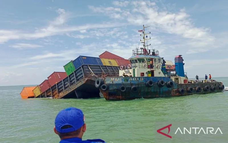 Kapal tongkang membawa ratusan kontainer yang karam di perairan Kepri./Antara-Bakamla RI.