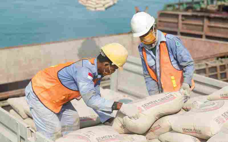 Aktivitas bongkar muat semen di Pelabuhan Khusus SIG - Tuban Jatim./Dok. SIG