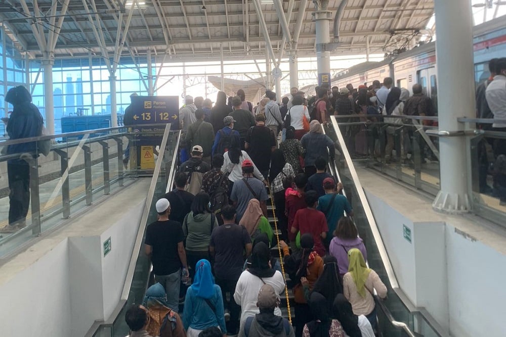 Situasi padatnya penumpang yang antre menuju peron di stasiun Manggarai, Jakarta Selatan/Bisnis-Lukman Nur Hakim rn
