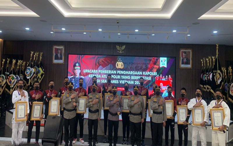  Kapolri Berikan Penghargaan ke 15 Anggota Peraih Medali Sea Games