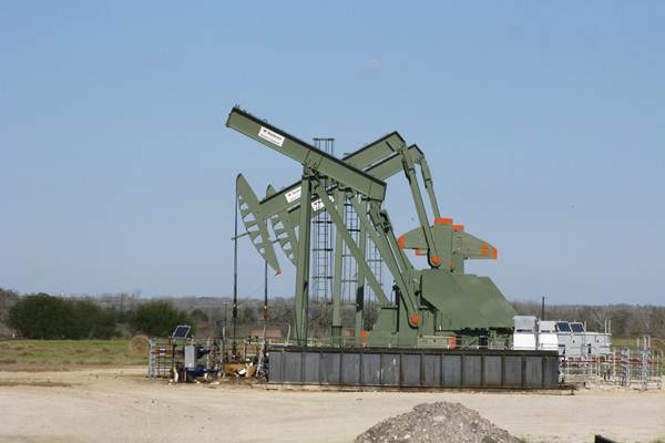 Sebuah soket pompa yang pernah digunakan untuk membantu mengangkat minyak mentah dari sumur Eagle Ford Shale, Dewitt County, Texas, Amerika Serikat./Reuters