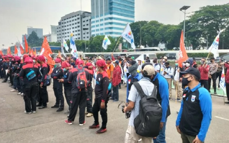 Ratusan buruh menggelar aksi demonstrasi di depan gedung DPR RI, Jakarta Pusat, Jumat (11/3/2022)./Antara