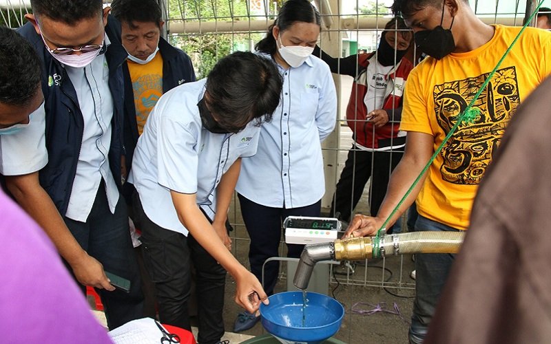 Petugas PT Food Station Tjipinang Jaya mendistribusikan minyak goreng curah khusus untuk pedagang di Pasar Induk Beras Cipinang, Jakarta Timur pada Rabu (30/3/2022)./Food Station