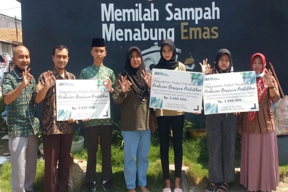  Peduli Pendidikan, Pegadaian Beri Beasiswa Anak-anak Pengurus Bank Sampah Binaan