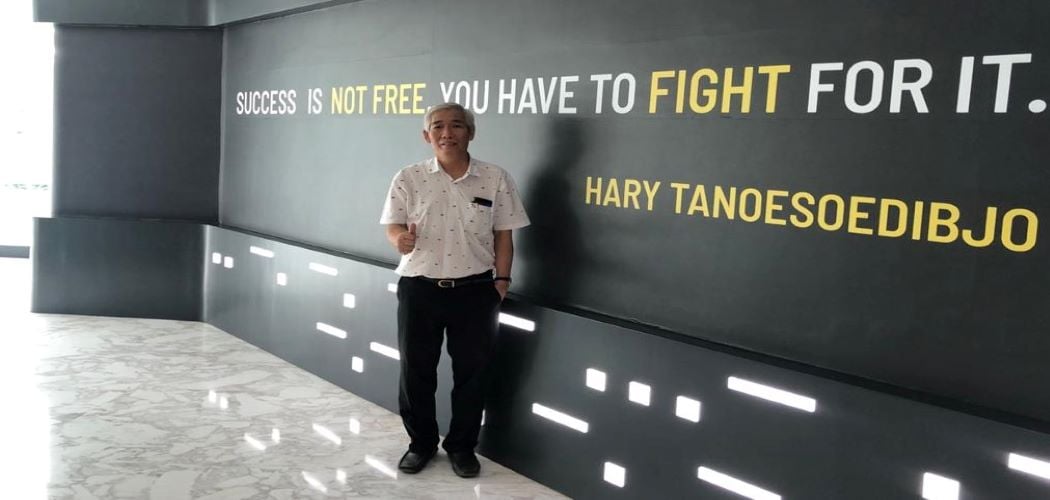 Lo Kheng Hong berpose di depan dinding berisi kutipan Chairman MNC Group Hary Tanoesoedibjo. - istimewa