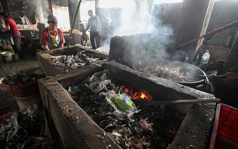  Pabrik Tahu di Jawa Timur Gunakan Sampah Plastik Sebagai Bahan Bakar