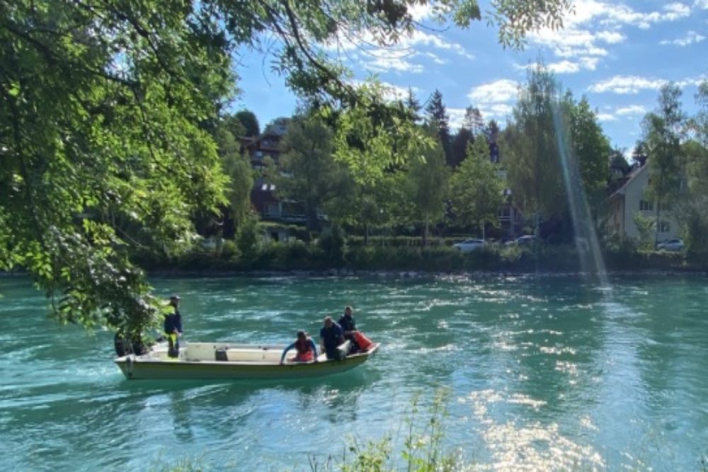 Tim SAR Swiss mencari sosok Emmeril Khan yang hilang terseret arus Sungai Aare di Bern Swiss sejak Kamis (26/5/2022)./Dok. Kemlu.go.id