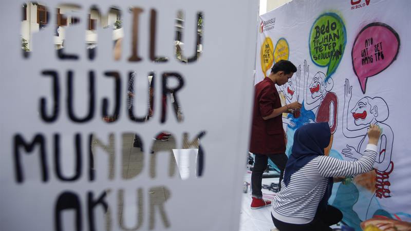 Mahasiswa Desain Komunikasi Visual ISI Surakarta membuat mural dengan tema Graffiti untuk Pemilu Demokrasi di kawasan Pasar Gede, Solo, Jawa Tengah, Sabtu (13/4/2019)./Antara