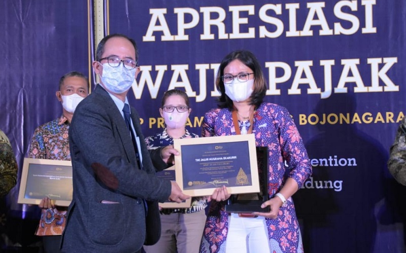 JNE Raih Penghargaan dari KPP Pratama Bandung Bojonagara
