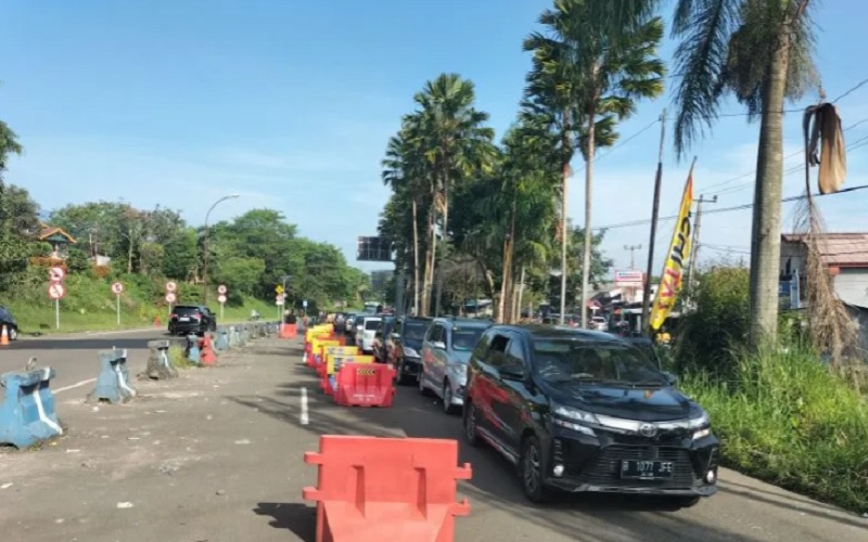 Penutupan jalan dari arah Jakarta menuju kawasan Puncak, Bogor, Jawab Barat, Sabtu (7/5/2022)./Antara