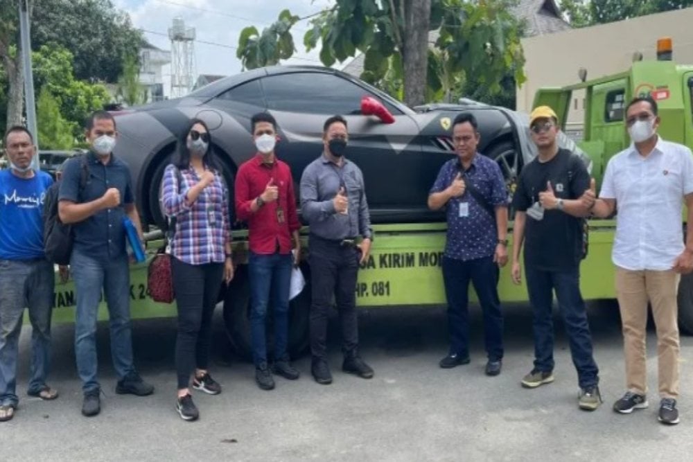 Penyidik Dittipideksus Bareskrim Polri membawa mobil Ferari Indra Kenz dari Medan ke Jakarta, guna dihadirkan sebagai barang bukti di persidangan, Selasa (17/5/2022)./Antara