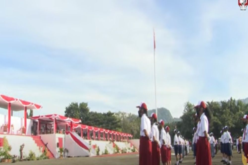 Murid-murid SD dan SMP di Ende NTT mengikuti upacara peringatan Gari Lahir Pancasila, Rabu (1/6/2022) di Lapangan Pancasila yang dipimpin Presiden Joko Widodo. JIBI/Bisnis-Nancy Junita