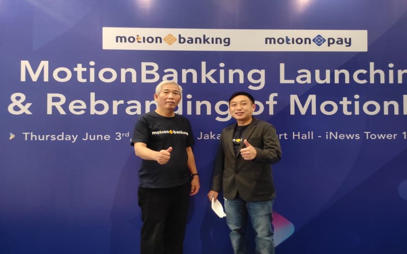 Mengenakan kaos dengan tulisan MotionBanking, investor saham Lo Kheng Hong (kiri) berfoto bersama COO MotionBanking Teddy Tee, Kamis (3/6/2021). /Istimewa