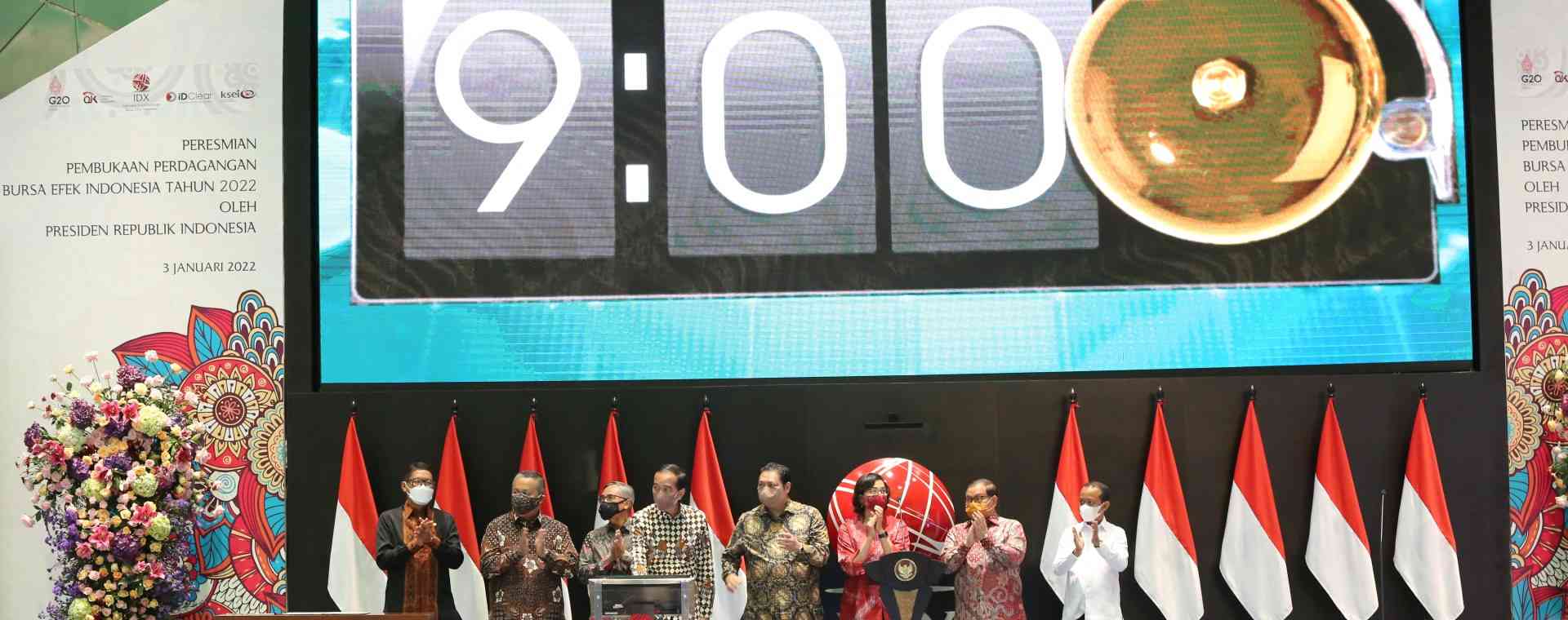 Presiden Joko Widodo (menekan tombol) didampingi oleh sejumlah menteri, Gubernur Bank Indonesia hingga Ketua Dewan Komisioner Otoritas Jasa Keuangan (OJK) membuka perdagangan saham perdana di 2022, pada hari ini, Senin (3/1/2022)./Istimewa. 