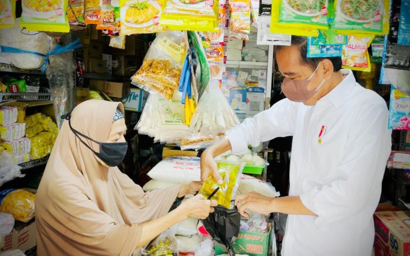 Presiden Jokowi mengecek langsung ketersediaan minyak goreng di sejumlah lokasi pasar dan toko swalayan, di DIY, Minggu (13/3/2022) pagi - BPMI Setpres.