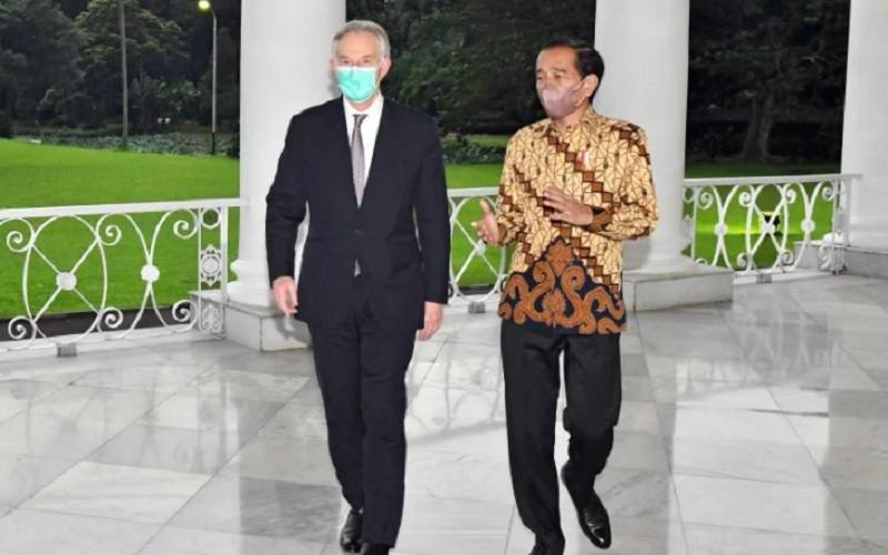 Presiden Joko Widodo (kanan) berbincang dengan Mantan PM Inggris Tony Blair saat menerima kunjungannya di Istana Bogor, Jawa Barat, Selasa (8/3/2022). Dalam pertemuan tersebut Presiden Jokowi dan Tony Blair membahas soal ekonomi hijau dan IKN./Antara