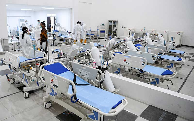 Petugas kesehatan memeriksa alat kesehatan di ruang IGD Rumah Sakit Darurat Penanganan COVID-19 Wisma Atlet Kemayoran, Jakarta, Senin (23/3/2020). Rumah Sakit Darurat Penanganan COVID-19 Wisma Atlet Kemayoran itu siap digunakan untuk menangani 3.000 pasien. ANTARA FOTO/Hafidz Mubarak A/Pool
