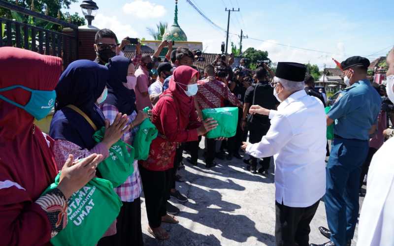 Wapres Maruf Amin membagikan bansos kepada warga di sekitar Desa Jarit, Jawa Timur, Kamis (2/6/2022) / Setwapres
