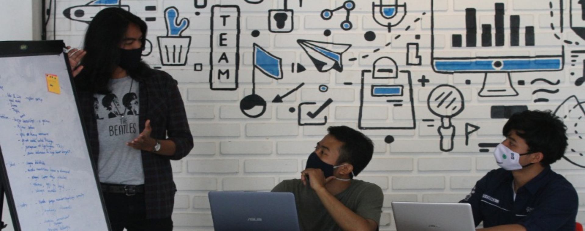 Pengelola perusahaan rintisan digital atau startup mengoperasikan program pelayanan di sebuah kantor bersama berbasis jaringan internet (Coworking space) Ngalup.Co di Malang, Jawa Timur, Senin (12/10/2020)./ANTARA FOTO-Ari Bowo Sucipto
