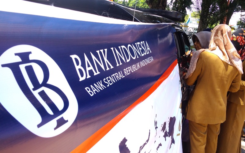 Bank Indonesia mendukung kemudahan transaksi bagi masyarakat dengan menerapkan layanan BI-Fast yang menganakan biaya transfer jadi Rp2.500,  Bisnis/Noli Hendra