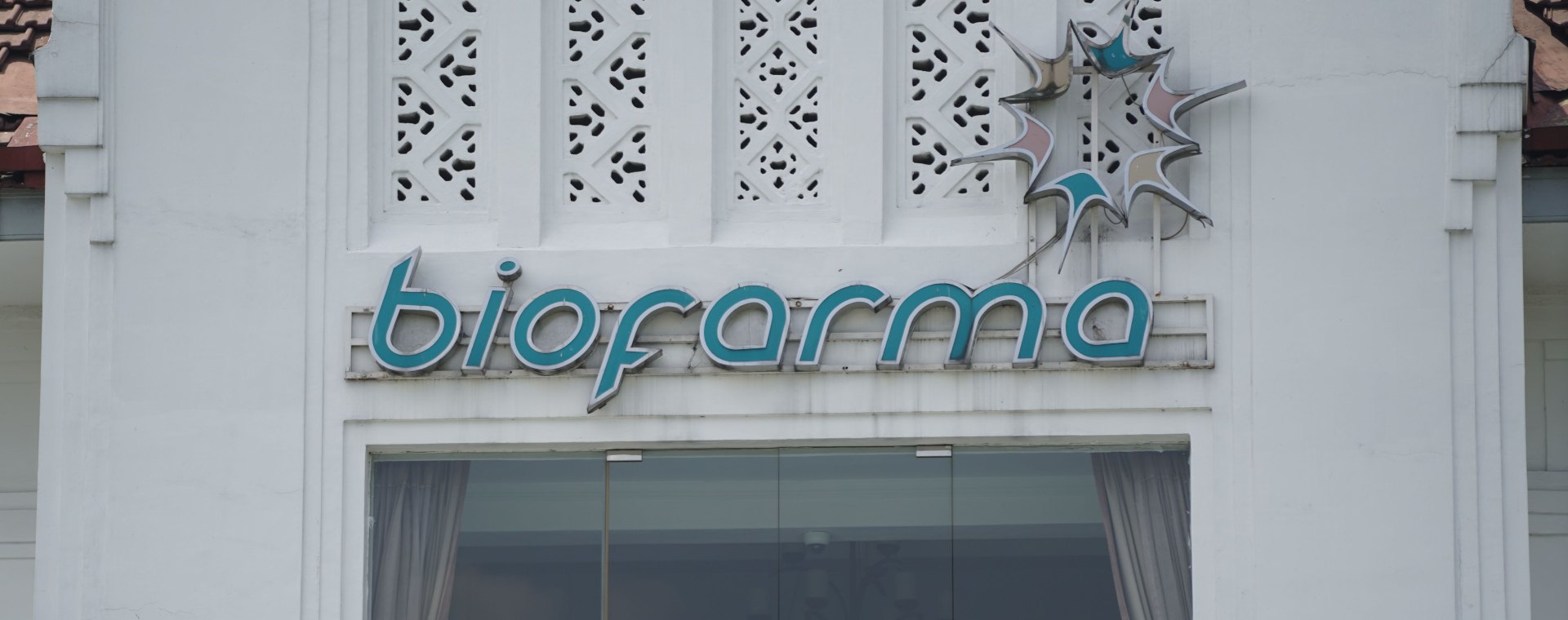 Logo PT Bio Farma terlihat di gedung kantornya di Bandung, Jawa Barat, Jumat, (11/9 - 2020). Bloomberg / Dimas Ardian