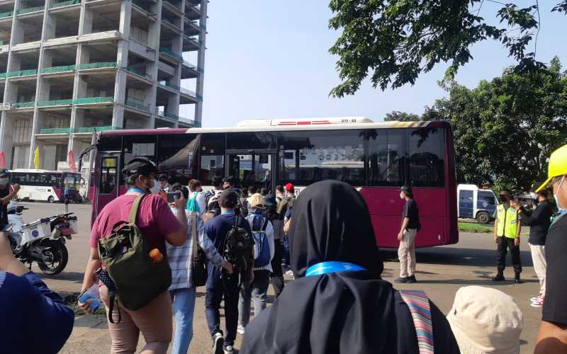 Penonton Formula E antre naik shutle bus di JIExpo, Jakarta, Kamis (4/6/2022) - Pernita Hestin Untari