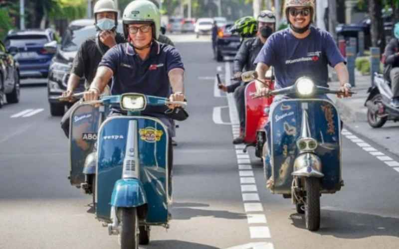  Mantap! Sandiaga Uno Kendarai Skuter Konversi Listrik Karya Anak Bangsa