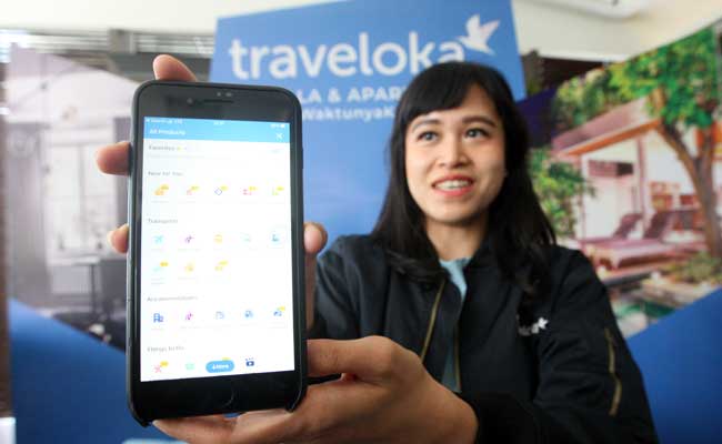Model menunjukan aplikasi Traveloka di Jakarta./Bisnis-Dedi Gunawan
