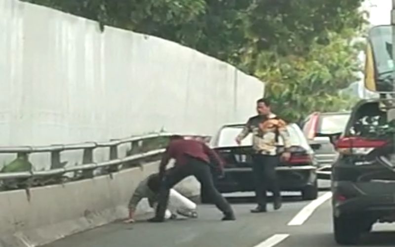 Seorang yang merupakan pengemudi mobil berpelat RFH menganiaya anak anggota DPR dari Fraksi PDIP di Jalan Tol Dalam Jakarta, Sabtu (4/6/2022) kemarin./Istimewa