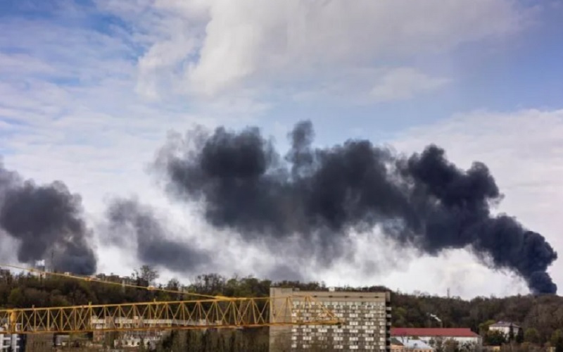 Asap mengepul setelah serangan rudal Rusia di Ukraina berlanjut, di Lviv, Ukraina, Senin (18/4/2022)./Antara