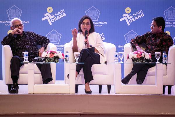 Menteri Keuangan Sri Mulyani (tengah), Co-Founder dan CPO Ruang Guru Iman Usman (kanan), dan ekonom Dorodjatun Kuntjoro-Jakti menjadi pembicara seminar peringatan Hari Oeang ke-72 di Kementerian Keuangan, Jakarta, Rabu (31/10/2018)./ANTARA-Aprillio Akbar
