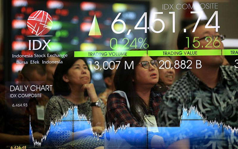 Karyawan berada di dekat monito pergerakan Indeks Harga Saham Gabungan (IHSG) di Bursa Efek Indonesia, Jakarta, Selasa (30/1). Bisnis/Nurul Hidayat