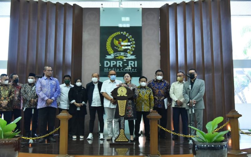 Ketua DPR Puan Maharani bersama dengan pimpinan DPR lainnya saat menggelar pertemuan dengan KPU terkait pelaksanaan Pemilu 2024./Isitimewa