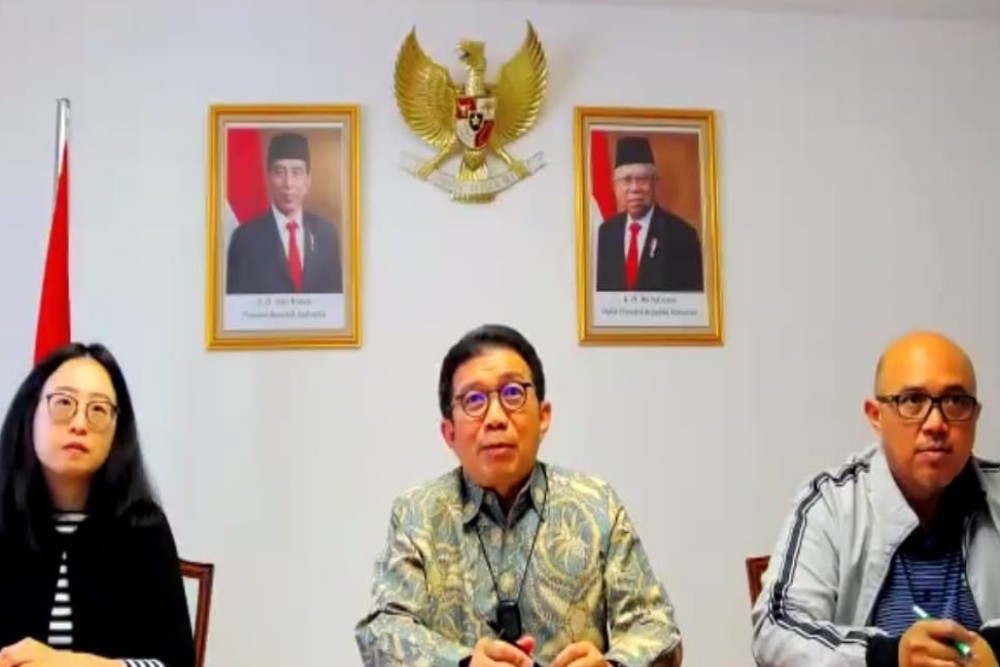 Tangkapan layar - Duta Besar RI untuk Swiss Muliaman Hadad (tengah) menyatakan bahwa Tim SAR masih akan melakukan pencarian Emmeril Khan Mumtaz pada Sabtu (28/5/2022). JIBI/Bisnis.com
