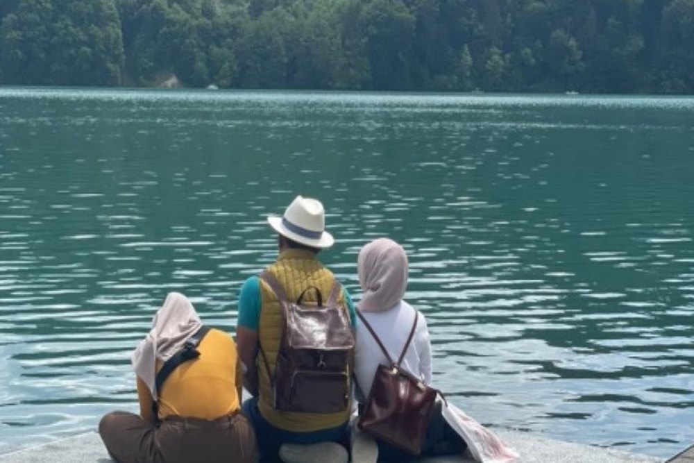 Atalia Praratya memajang foto dirinya bersama Ridwan Kamil, dan adik perempuan Emmeril atau Eril duduk di tepian Sungai Aere./Instagaram @ataliapr
