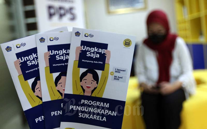 Wajib pajak mencari informasi mengenai program PPS di salah satu kantor pelayanan pajak pratama di Jakarta, Senin (17/1/2022). Bisnis/Eusebio Chrysnamurti