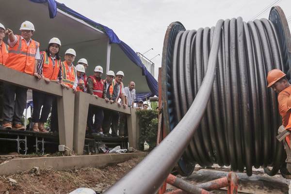 Direktur Regional Jawa Bagian Barat PT PLN Haryanto WS (kiri) menyaksikan penarikan kabel perdana saluran kabel tegangan tinggi (SKTT) 150 kV Cikupa - Curug di Serpong, Banten, Selasa (7/11)./JIBI-Felix Jody Kinarwan 
