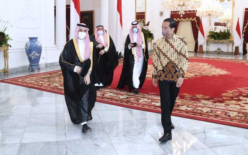 Presiden Jokowi menerima kunjungan kehormatan Menteri Luar Negeri (Menlu) Kerajaan Arab Saudi, Pangeran Faisal Bin Farhan Al Saud, di Istana Merdeka, Jakarta, pada Selasa (7/6/2022) / Setwapres