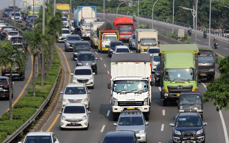 Truk logistik melewati jalan tol di Tb Simatupang, Jakarta, Rabu (28/4/2021).   Implementasi standar Euro 4 akan menguntungkan para pemilik kendaraan niaga dan logistik. Selain kian hemat BBM, kendaraan juga makin mudah perawatannya. /Bisnis.com