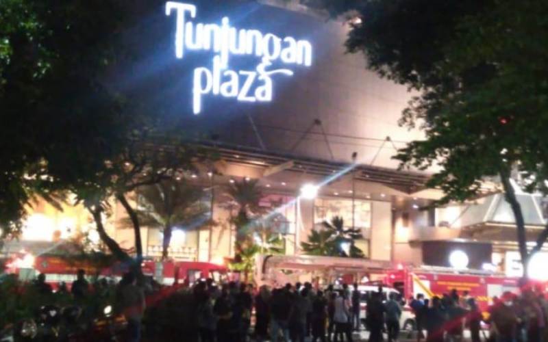 Para pengunjung terlihat berhamburan menyelamatkan diri saat salah satu pusat perbelanjaan terbesar Tunjungan Plaza (TP) 5 di Jalan Jenderal Basuki Rachmat Kota Surabaya, Jatim, Rabu (13/4/2022) sore, terbakar. ANTARA - HO/Didit SIAGA Surabayarn