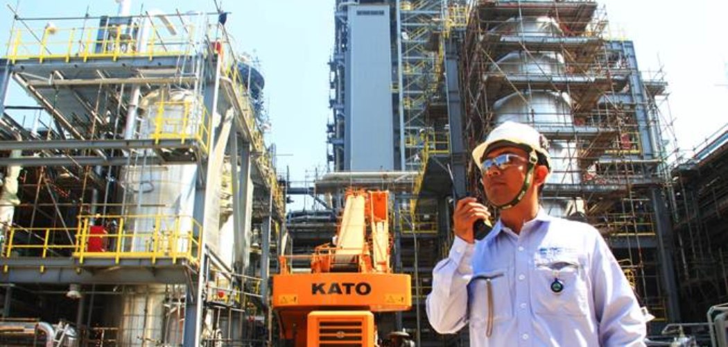 Pekerja beraktivitas di proyek pembangunan pabrik Polyethylene (PE) baru berkapasitas 400.000 ton per tahun di kompleks petrokimia terpadu PT Chandra Asri Petrochemical Tbk. (CAP), Cilegon, Banten, Selasa, (18/6/2019)./Bisnis-Triawanda Tirta Aditya