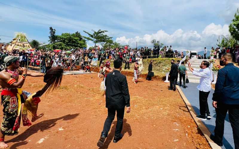 Presiden Jokowi saat menghadiri acara syukuran hasil bumi Gema Perhutanan Sosial, di Lapangan Omah Tani, Batang, Jateng, Rabu (8/6/2022) / BPMI Setpres - Laily Rachev