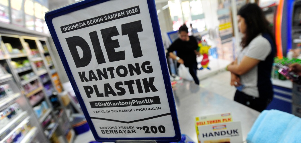 Konsumen membawa barang yang telah dibeli menggunakan kantong plastik di salah satu minimarket di Pasar Baru, Jakarta, Minggu (21/2/2016). Pemerintah mulai menguji coba penerapan kantong plastik berbayar di ritel modern secara serentak di 17 kota Indonesia dengan pembayaran Rp200 per kantong plastik./ANTARA FOTO-Wahyu Putro A