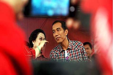 Ketua Umum PDI Perjuangan Megawati Soekarnoputri sedang membisikan sesuatu ke Presiden Joko Widodo (Jokowi)./Ilustrasi