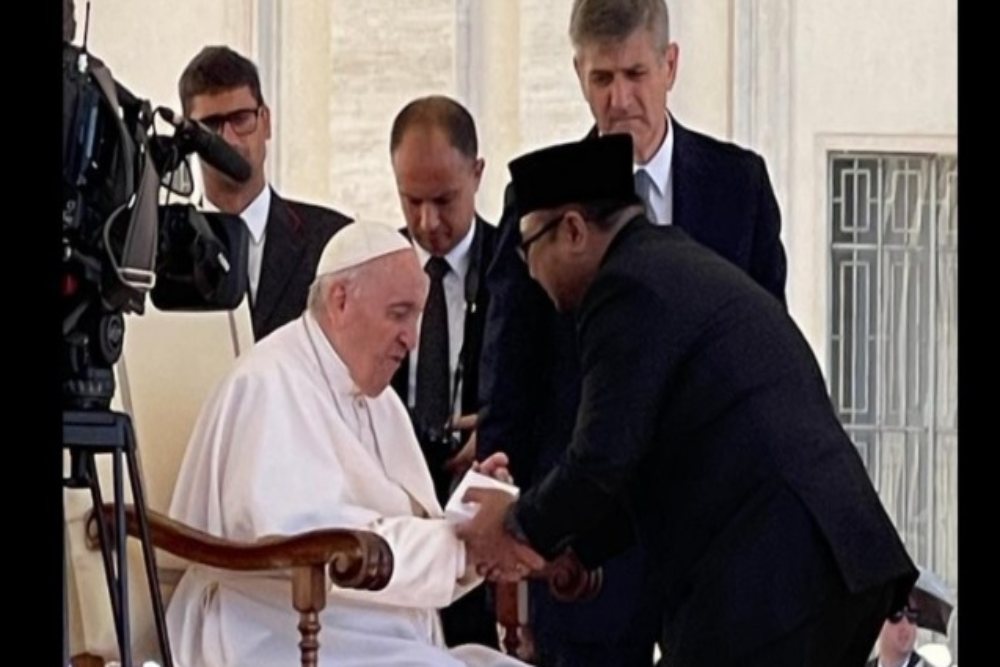 Menteri Agama Yaqut Cholil Qoumas bertemu Paus Fransiskus di Vatikan, Rabu (8/6/2022)./kemag.go.id