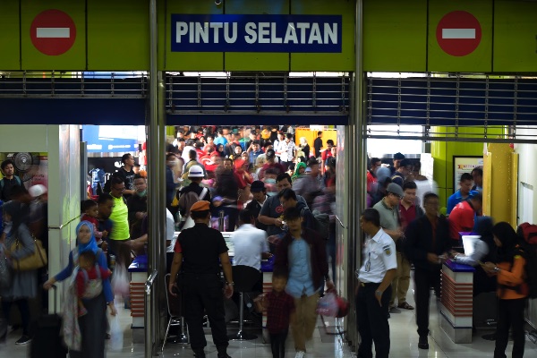Penumpang memasuki peron di Stasiun Gambir, Jakarta, Sabtu (1/6/2019)./ANTARA FOTO-Galih Pradipta