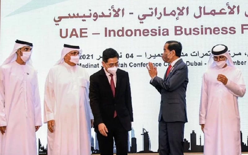 Presiden Joko Widodo berbincang dengan Ketua Umum Kadin Arsjad Rasjid dan sejumlah perwakilan investor Uni Emirat Arab dalam acara Indonesia-PEA Investment Forum di Dubai, Kamis (4/11/2021)./Antara