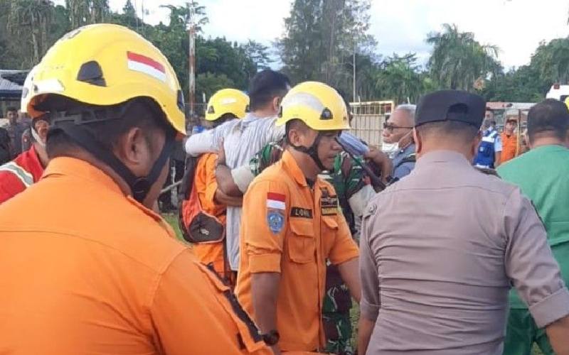 Evakuasi penumpang dan awak helikopter yang mendarat darurat di pedalaman Timika, Rabu (8/7/2022). (ANTARA/HO/Dokumen Pribadi) 